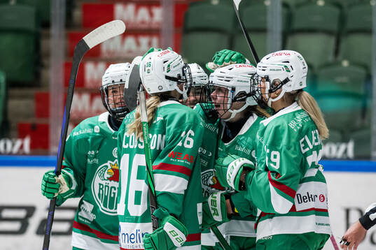 Rögles Megan Christine Holzhuter jublar