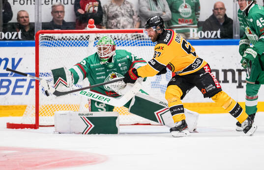 Rögles målvakt Arvid Holm och Luleås Linus Omark
