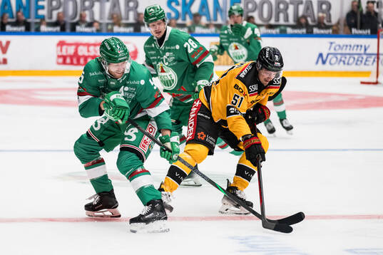 Rögles Ludvig Claesson och Luleås Markus Nurmi