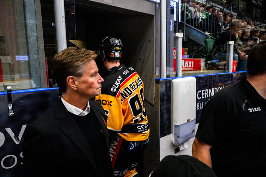 Luleås Pontus Andreasson lämnar isen skadad