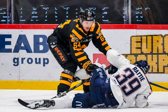 Skellefteås Jonathan Pudas och Linköpings Ty Rattie