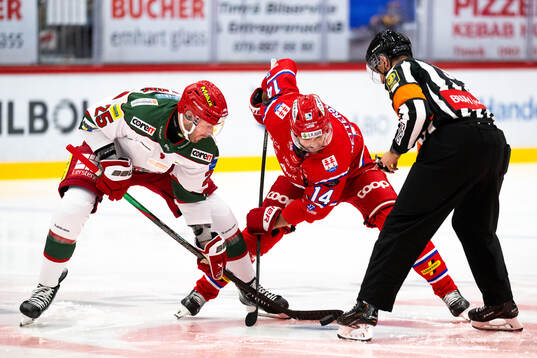 MoDos Sam Vigneault och Timrås Emil Pettersson tekar