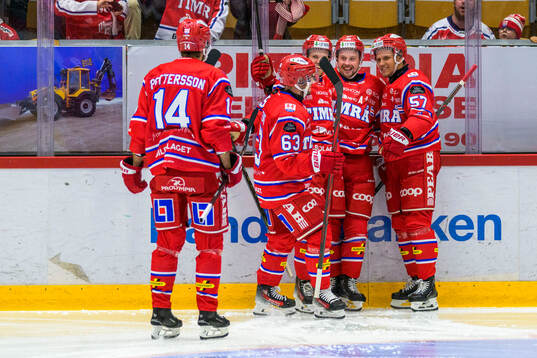 Timrås Jonathan Dahlén jublar med lagkamrater