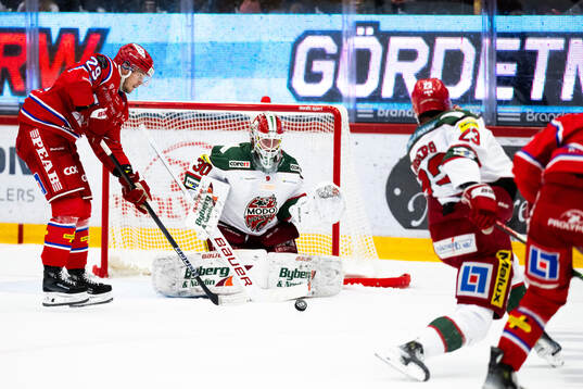 Timrås Filip Hållander och MoDos målvakt Lassi Lehtinen