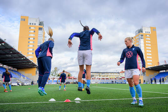 Malmö FFs Mia Persson värmer upp med lagkamrater