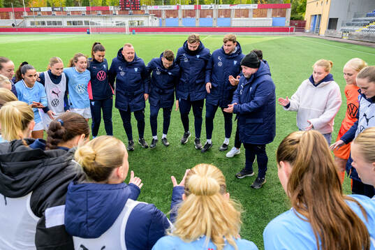 Malmö FFs tränare Jonas Valfridsson och spelare