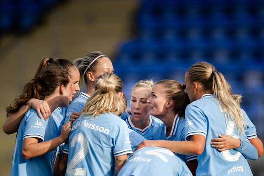 Malmö FFs Lovisa Gustafsson jublar med lagkamrater