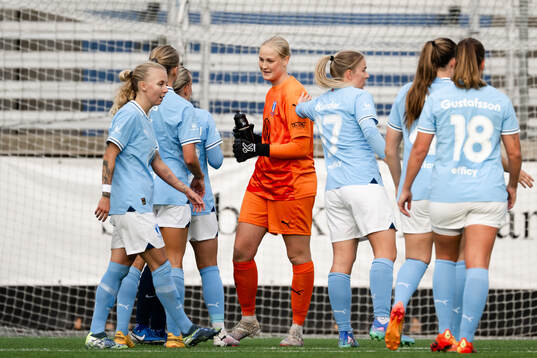 Malmö FFs målvakt Kathrine Østergaard Larsen jublar