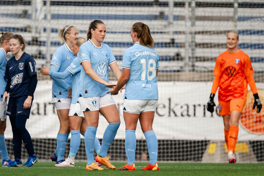 Malmö FFs Linnea Svensson och Lovisa Gustafsson jublar