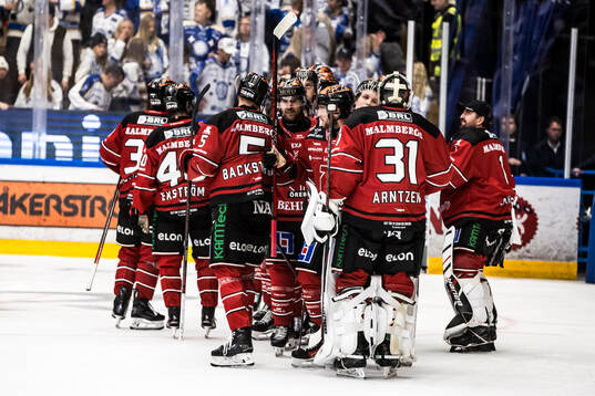 Örebros spelarna jublar
