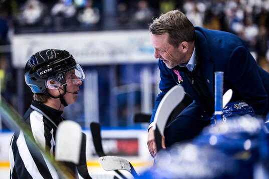 Linjedomare Rasmus Strömberg och Leksands tränare Charles