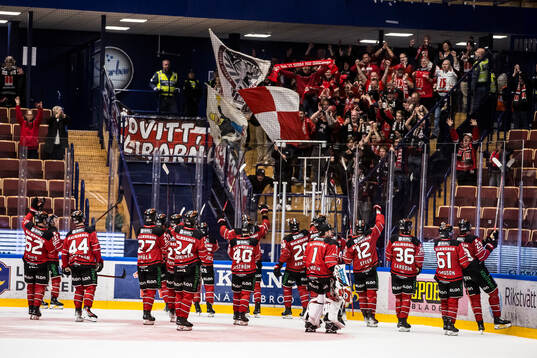 Örebros spelarna jublar