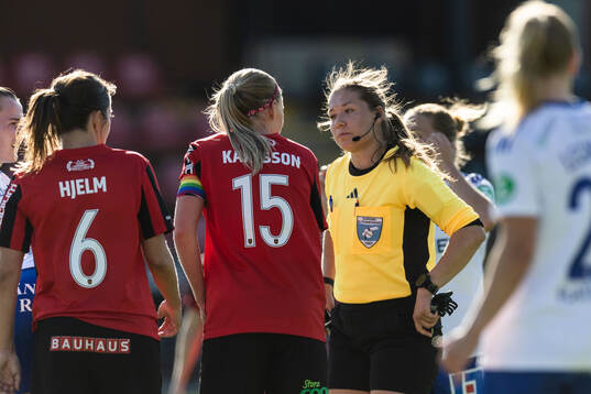 Brommapojkarnas Elsa Karlsson i diskussion med Domare