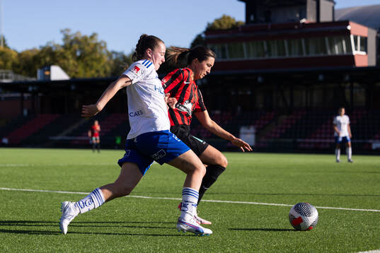 IFK Norrköpings Carrie Jones och Brommapojkarnas Fanny