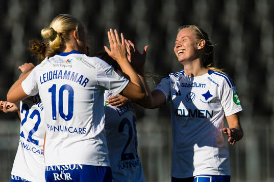 IFK Norrköpings Wilma Leidhammar gör 0-1 och gratuleras