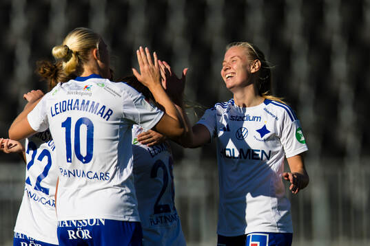 IFK Norrköpings Wilma Leidhammar gör 0-1 och gratuleras