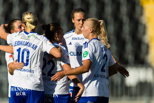 IFK Norrköpings Wilma Leidhammar gör 0-1 och gratuleras