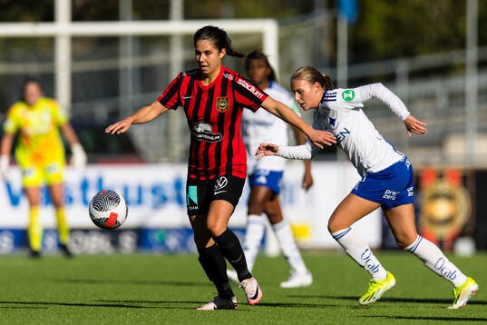 Brommapojkarnas Julia Olsson jagas av IFK Norrköpings Elsa