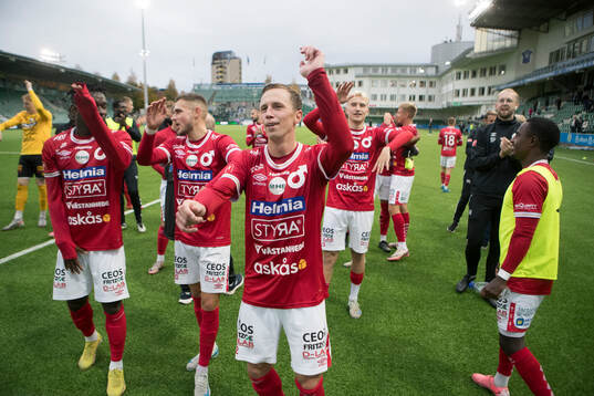 Degerfors Erik Lindell jublar med lagkamrater