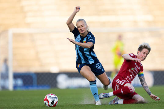 Djurgårdens Tove Almqvist och Piteås Cecilia Edlund