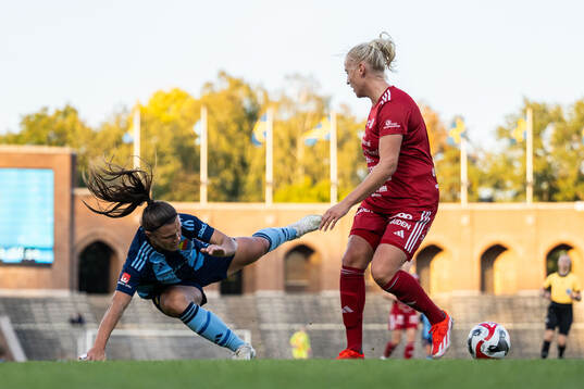 Djurgårdens Alexsandra Lobanova och Piteås Wilma Carlsson