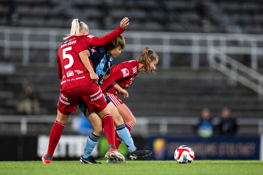 Djurgårdens Shinomi Koyama mot Piteås Wilma Carlsson och