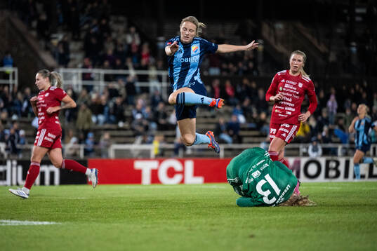Djurgårdens Mimmi Larsson och Piteås målvakt Samantha