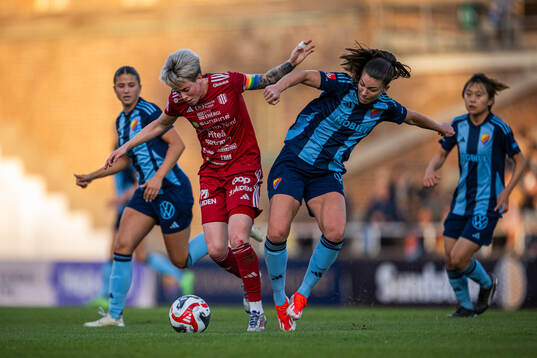 Piteås Cecilia Edlund och Djurgårdens Pauline Hammarlund