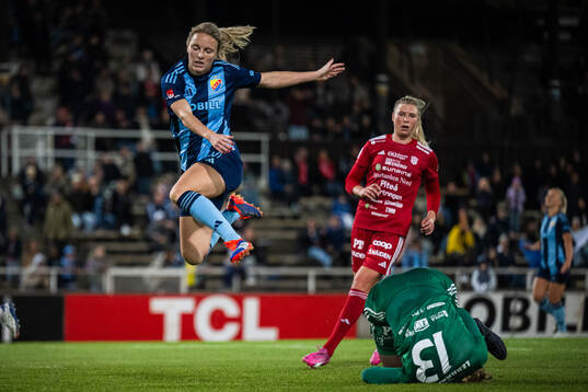 Djurgårdens Mimmi Larsson och Piteås målvakt Samantha