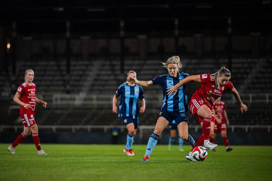 Djurgårdens Mimmi Larsson och Piteås Selina Henriksson