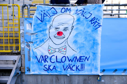 En banderoll med texten Välj om välj rätt VAR clownen