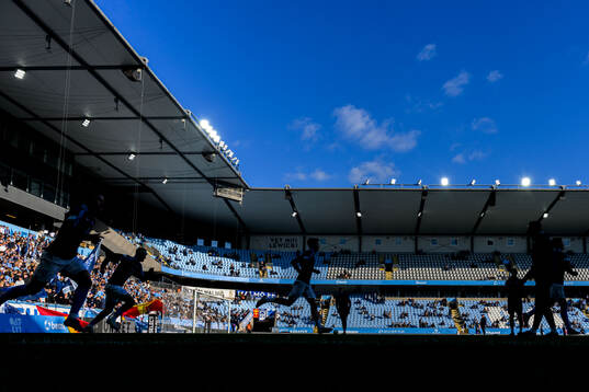 Malmö FF spelare värmer upp