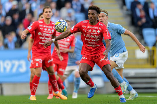 Värnamos Samuel Kotto och Malmö FFs Erik Botheim
