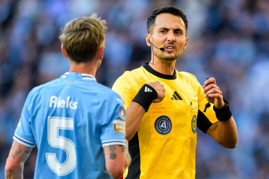Malmö FFs Søren Rieks och Domare Adi Aganovic