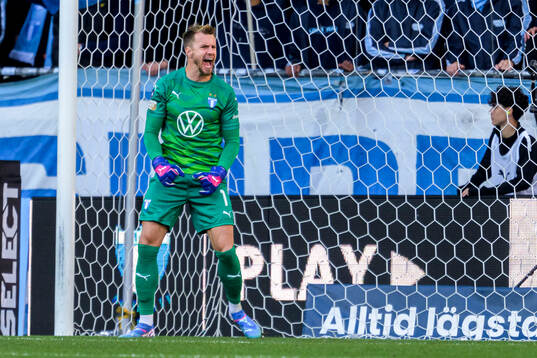 Malmö FFs målvakt Ricardo Friedrich reagerar