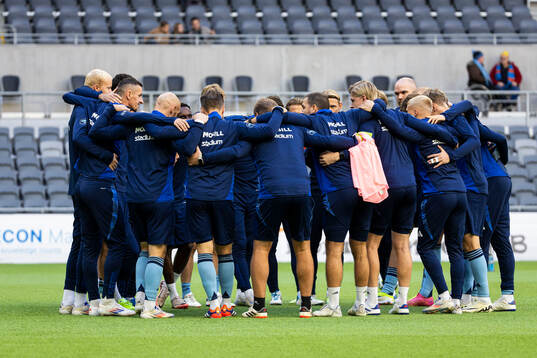 Djurgårdens spelare i en kram