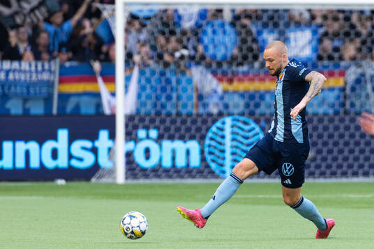 Djurgårdens Adam Ståhl nder fotbollsmatchen i Allsvenskan