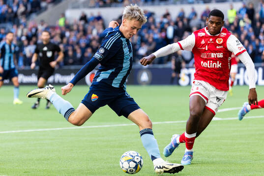 Djurgårdens Santeri Haarala och Kalmars Vince Osuji
