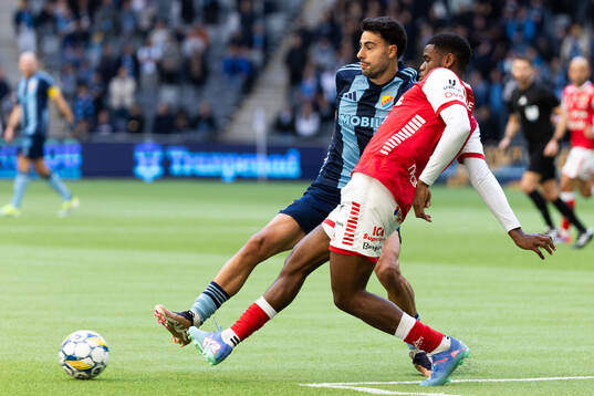 Djurgårdens Deniz Hummet och Kalmars Vince Osuji