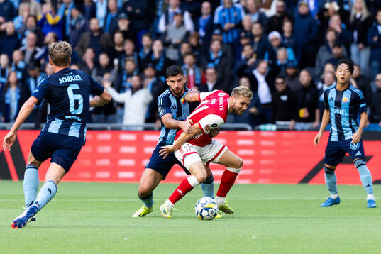 Djurgårdens Besard Sabovic och Kalmars Jonathan Ring