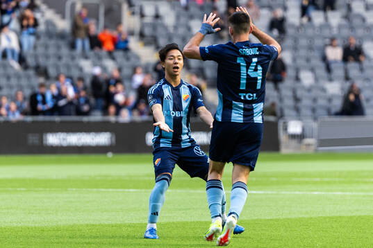 Djurgårdens Keita Kosugi jublar med Besard Sabovic