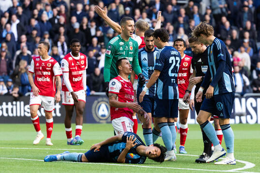Kalmars Melker Hallberg och Djurgårdens Gustav Wikheim i