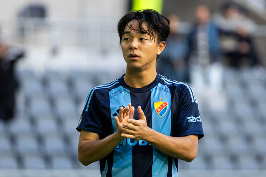 Djurgårdens Keita Kosugi tackar publiken