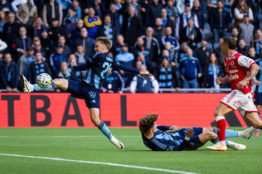 Djurgårdens Santeri Haarala och August Priske Flyger mot