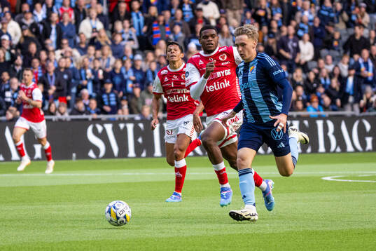 Djurgårdens Santeri Haarala och Kalmars Vince Osuji