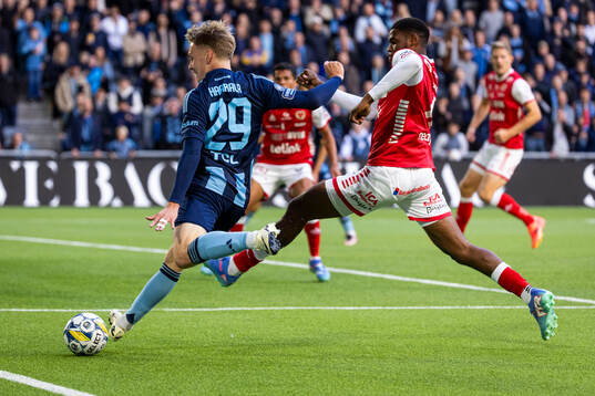 Djurgårdens Santeri Haarala och Kalmars Vince Osuji