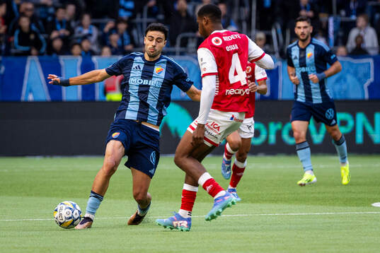 Djurgårdens Deniz Hummet och Kalmars Vince Osuji