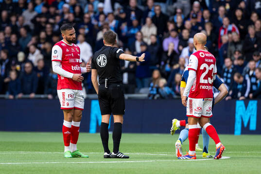 Kalmars Dino Islamovic och Domare Joakim Östling