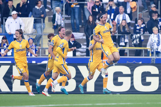 IFK Göteborgs Gustav Svensson jublar med lagkamrater