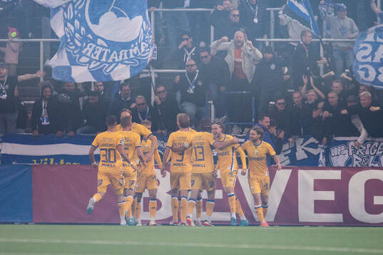 IFK Göteborgs Laurs Skjellerup jublar med lagkamrater